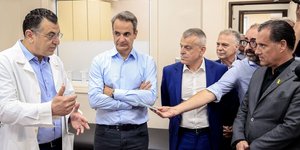 Ο Κυριάκος Μητσοτάκης επισκέφθηκε την Κλινική Χεριού-Μικροχειρουργικής Άνω Άκρου του ΚΑΤ