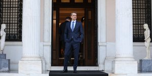Ο Κυριάκος Μητσοτάκης στην πόρτα του Μαξίμου