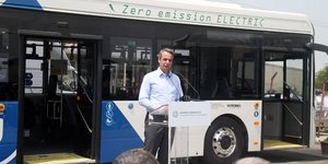 Μητσοτάκης στα ηλεκτρικά λεωφορεία του ΟΑΣΘ: Στόχος οι μισοί Θεσσαλονικείς να κινούνται με ΜΜΜ