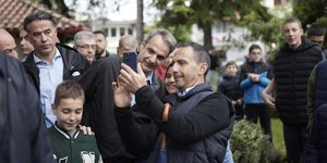 Ο Κυριάκος Μητσοτάκης βγάζει σέλφι με πολίτες