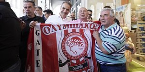 Ο Κυριάκος Μητσοτάκης «πόζαρε» με τη σημαία του Ολυμπιακού στην Πάτρα