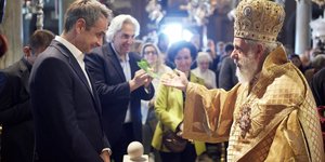 Ο Κυριάκος Μητσοτάκης στη Θεία Λειτουργία της πρώτης Αναστάσεως στην Τήνο [εικόνες]