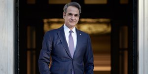 μητσοτακης χερια τσεπη