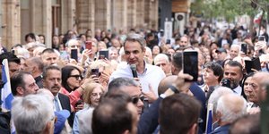 Ο πρωθυπουργός Κυριάκος Μητσοτάκης με πολίτες στη Χίο