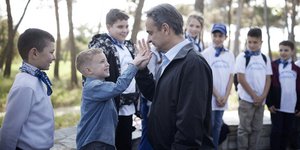 Επίσκεψη Κυριάκου Μητσοτάκη και χαιρετισμός σε πολίτες και παιδιά στην Μακρή Έβρου 