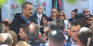 Ο Κυριάκος Μητσοτάκης κατά τη διάρκεια περιοδείας 