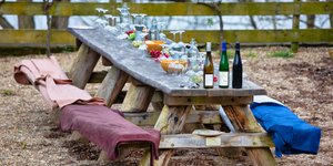 παγκος μοναστηριακο τραπεζι τρια μπουκαλια 