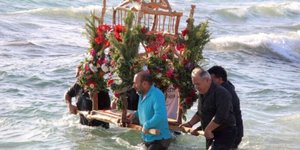 Περιφορά του επιταφίου μέσα στη θάλασσα στη Νάξο
