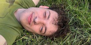 To Nemo ποζάρει ανέμελο πάνω στο γρασίδι