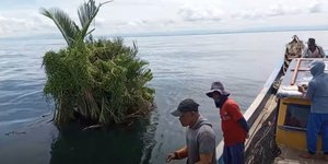 H στιγμή που οι ψαράδες εντοπίζουν το μικροσκοπικό νησί ανοικτά της Ινδονησίας