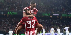 Οι παίκτες του Ολυμπιακού πανηγυρίζουν τη κατάκτηση του Conference League