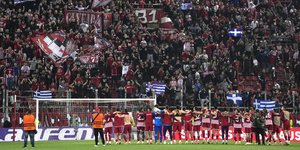 Οι παίκτες του Ολυμπιακού μπροστά στη κερκίδα με τους οπαδούς 