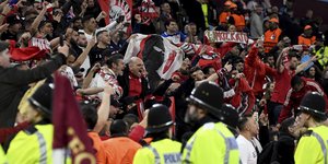 Εκστασιασμένοι οι φίλαθλοι του Ολυμπιακού στο Villa Park 