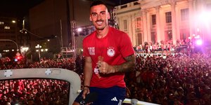 Ο Τσικίνιο του Ολυμπιακού στους πανηγυρισμούς για την κατάκτηση του Conference League