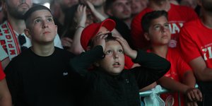 Σε γιγαντοοθόνες στον Πειραιά παρακολουθούν τον τελικό του Conference League