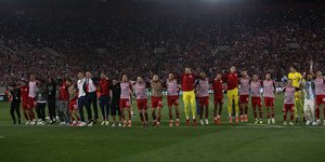 Οι παίκτες του Ολυμπιακού πανηγυρίζουν με τον κόσμο