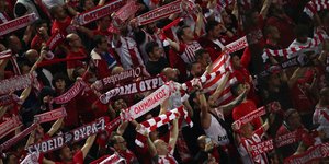 Οπαδοί του Ολυμπιακού που πανηγυρίζουν