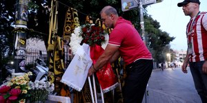 Οπαδοί του Ολυμπιακού καταθέτουν στεφάνι στο σημείο που δολοφονήθηκε ο Μιχάλης Κατσούρης