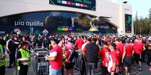 Οπαδοί έξω από την Opap Arena