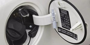 Το εργαλείο που υπάρχει στην τάπα της βενζίνης