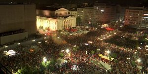 Πλημμύρισε από φίλους του Ολυμπιακού η πλατεία Δημοτικού Θεάτρου