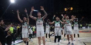 Οι παίκτες του Παναθηναϊκού χαιρετούν τον κόσμο τους