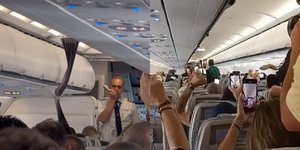 Ο πιλότος έδωσε το σύνθημα για τραγούδια στο ταξίδι της επιστροφής