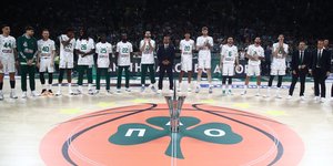 Η ομάδα μπάσκετ του Παναθηναϊκού με το τρόπαιο της Euroleague στο ΟΑΚΑ