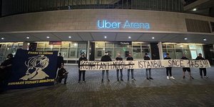 Το πανό που σήκωσαν οπαδοί της Φενέρμπαχτσε