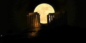 Η πανσέληνος των λουλουδιών πάνω από το ναό του Ποσειδώνα, στο Σούνιο