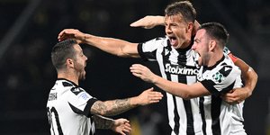 Πανηγυρίζουν οι παίκτες του ΠΑΟΚ