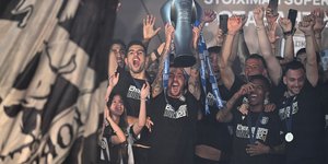 Ο Βιεϊρίνια σηκώνει το τρόπαιο του πρωταθλητή