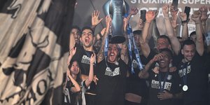 Ο Βιεϊρίνια σηκώνει το τρόπαιο του πρωταθλητή ΠΑΟΚ