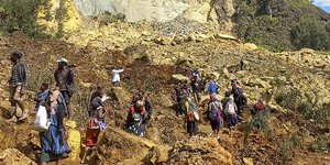 Έρευνες για τυχόν επιζώντες στη ζώνη καταστροφής στην Παπούα-Νέα Γουινέα