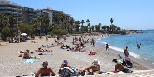  Γέμισαν κόσμο οι παραλίες της Αττικής