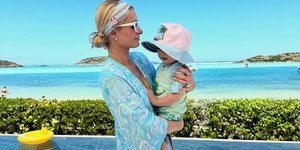 Η Πάρις Χίλτον αγκαλιά με τον γιο της 