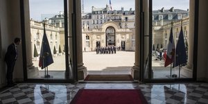 Σημαίες στο Ελιζέ