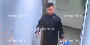 Ο πατέρας του βρέφους κρατά την σακούλα που πέταξε στα σκουπίδια