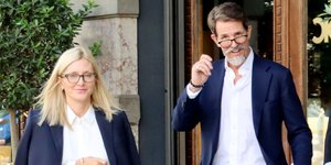 Ο φωτογραφικός φακός κατέγραψε τον Παύλο Γλύξμπουργκ και τη Μαρί Σαντάλ στη διάρκεια βόλτας τους στην Αθήνα