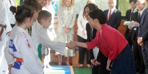 H πριγκίπισσα Κάκο χαιρετά παιδιά του τζούντο