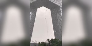 Πεκίνο: Ξαφνική καταιγίδα την ώρα που καθαριστές τζαμιών κρέμονταν από ουρανοξύστη -Βίντεο που κόβουν την ανάσα