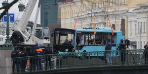 Η ανάσυρση του λεωφορείου στην Αγία Πετρούπολη από το ποτάμι