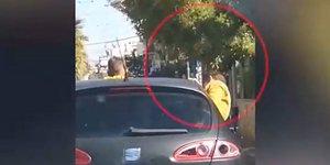 Πέτρου Ράλλη: Παιδιά «κρέμονται» έξω από ΙΧ που βρίσκεται εν κινήσει