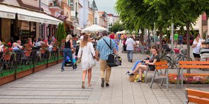πεζοδρομος πορτοκαλι παγκακια