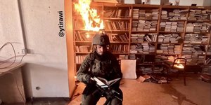 Στρατιώτης του Ισραήλ μπροστά σε καμένα βιβλία