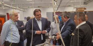 Ο Κυριάκος Πιερρακάκης σε κέντρο πλάσματος και λέιζερ στη Κρήτη