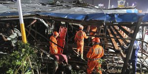 Διαφημιστική πινακίδα στην Ινδία κατέρρευσε και σκότωσε τουλάχιστον 8 ανθρώπους