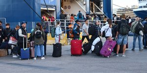 Χαμός από εκδρομείς στο λιμάνι του Πειραιά