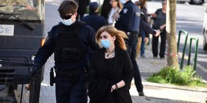 Η Ρούλα Πισπιρίγκου συνοδεύεται από αστυνομικούς στο δικαστήριο 