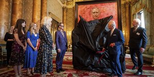 Ο βασιλιάς Κάρολος Γ' της Βρετανίας και η βασίλισσα Καμίλα στα αποκαλυπτήρια του πορτρέτου του βασιλιά, από τον καλλιτέχνη Jonathan Yeo, στο μπλε σαλόνι στο Παλάτι του Μπάκιγχαμ, στο Λονδίνο